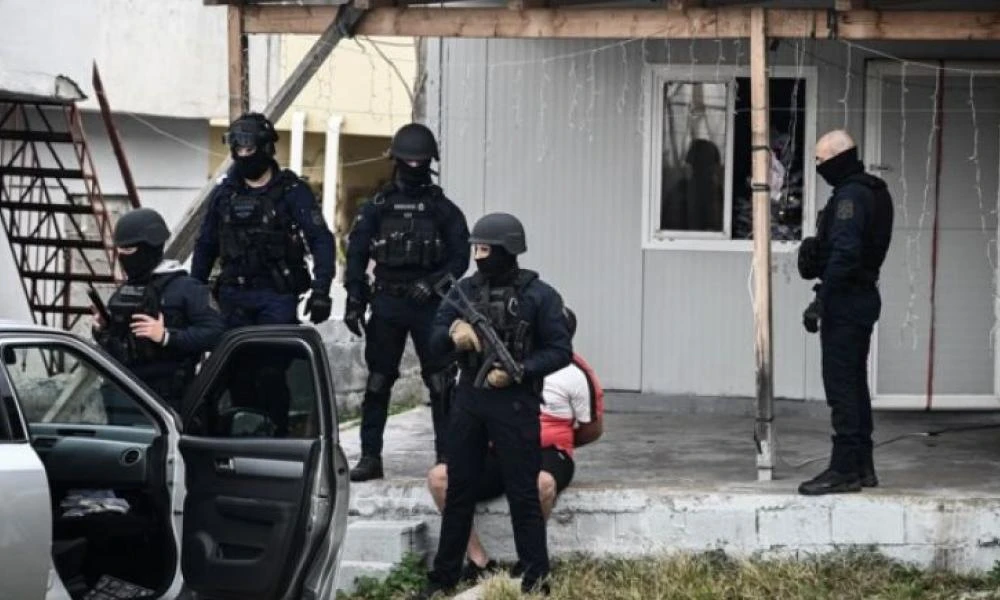 Ως πότε θα ανεχόμαστε αυτές τις συμπεριφορές; Ρομά απειλούν Αστυνομικούς στην Πάτρα με το περιπολικό να αποχωρεί (βίντεο)